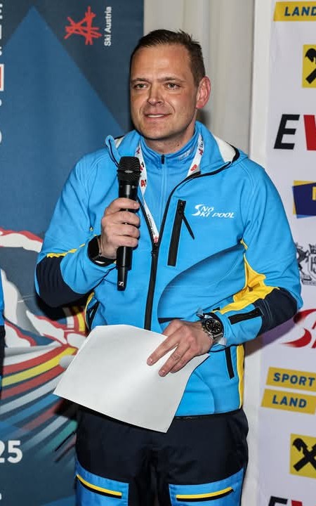 Andreas Brenner mit Mikrofon bei seinem ehrenamtlichen Engagement